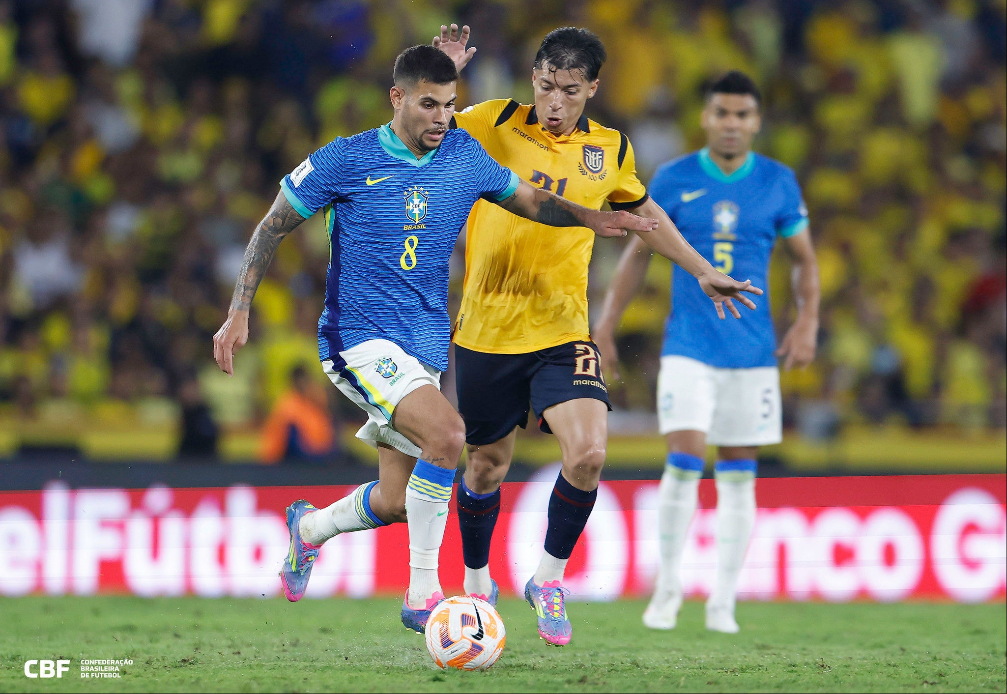Alan Franco tenta roubar a bola de Bruno Guimarães durante o duelo entre Equador e Brasil