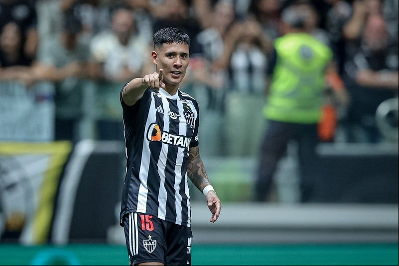 Zaracho em ação pelo Atlético; argentino terá transferência confirmada para o Racing, clube onde começou
