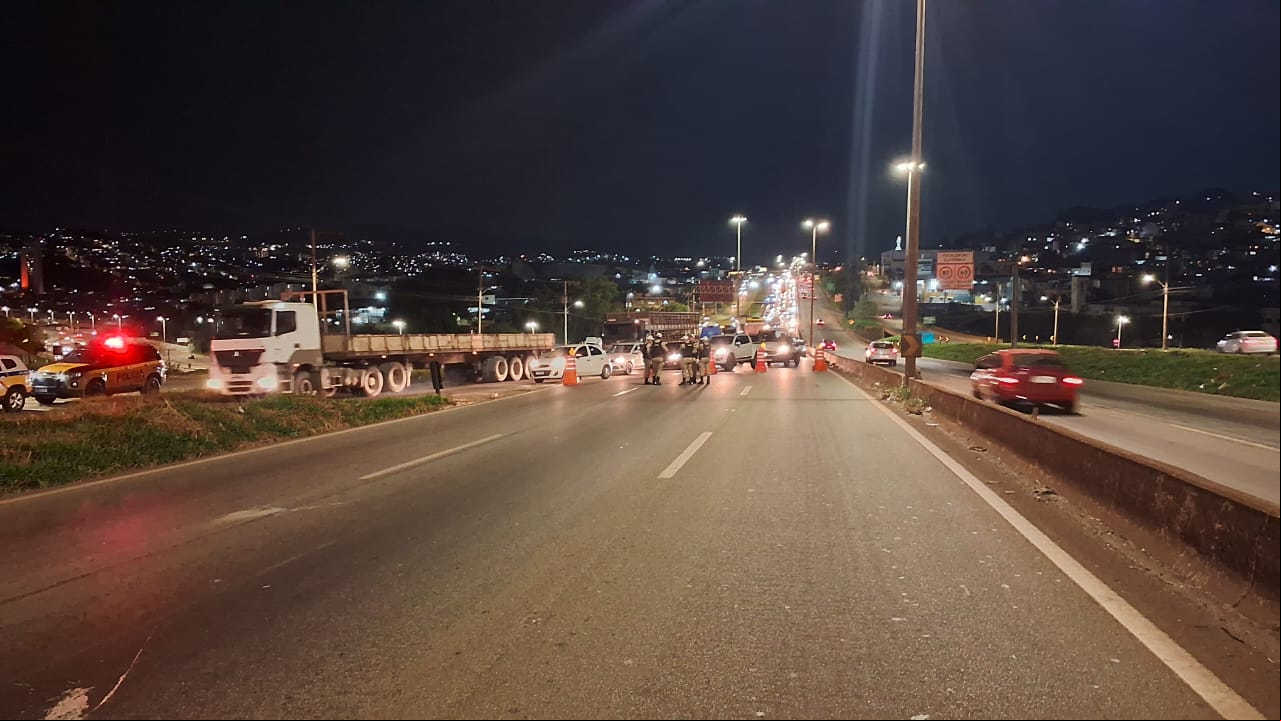 Trânsito no Anel Rodoviário no sentido Vitória foi bloqueado por conta das obras de recapeamento