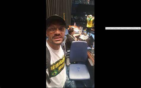 Aécio Lúcio Costa Pereira, de 51 anos, que é cientista da computação e ex-funcionário da Sabesp, foi preso em flagrante dentro do Congresso pela Polícia do Senado