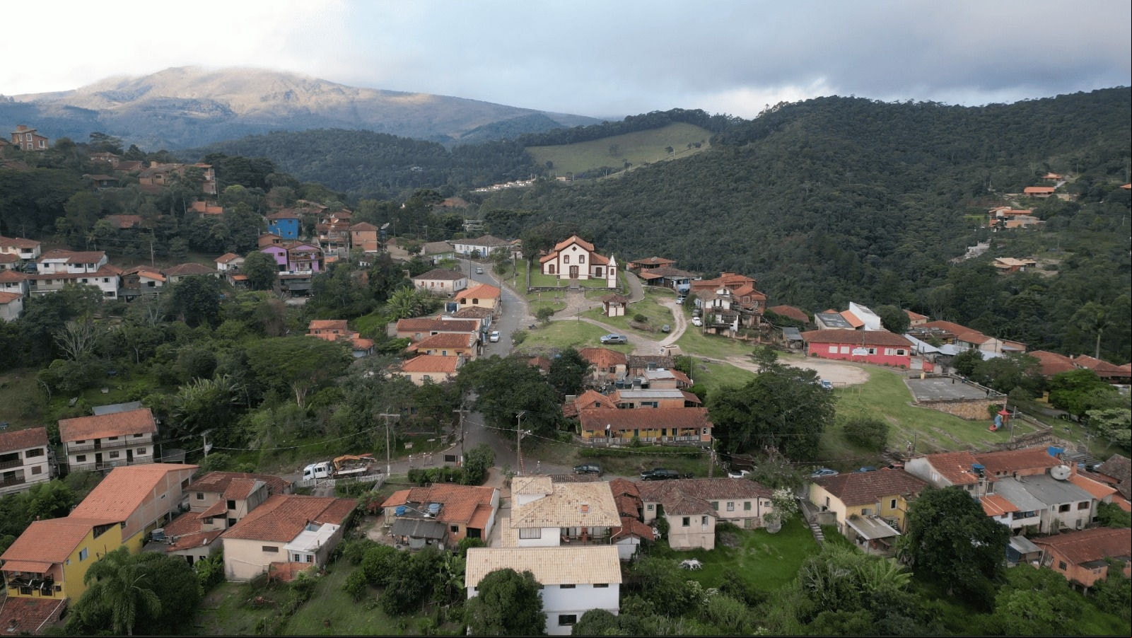 Vista da vila de Conceição do Ibitipoca, com destaque para a  igreja Matriz de Nossa Senhora da Conceição