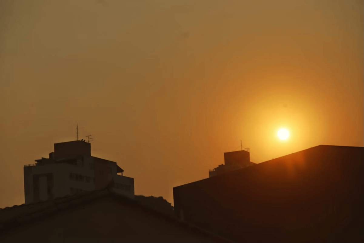 O dia será de sol intenso, com poucas nuvens no céu.