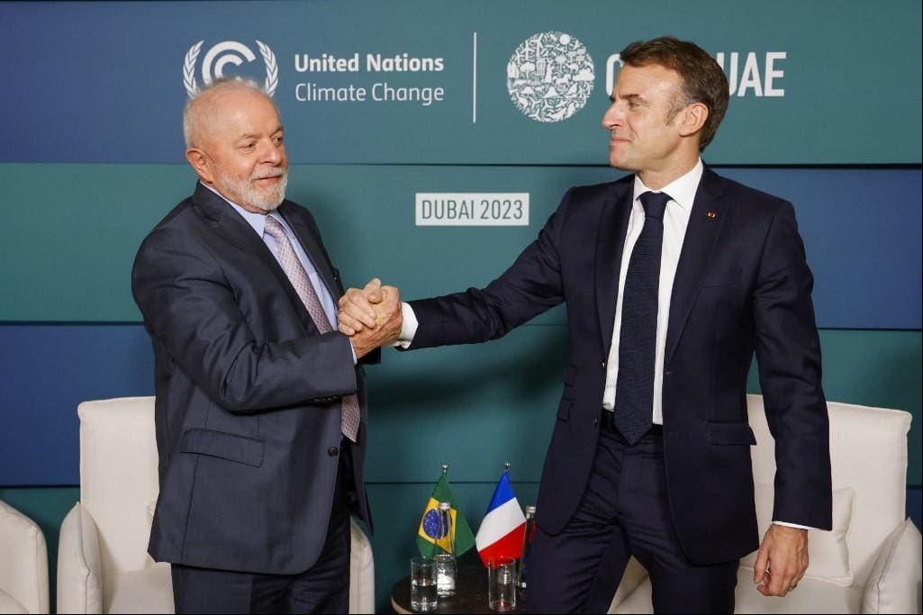 Lula se encontrou com Emmanuel Macron em Dubai, nos Emirados Árabes Unidos, durante a programação da COP-28