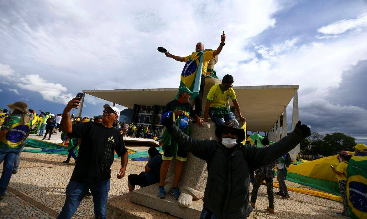 Na imagem, invasores no prédio do Supremo Tribunal Federal (STF), em 8 de janeiro, durante as invasões em Brasília