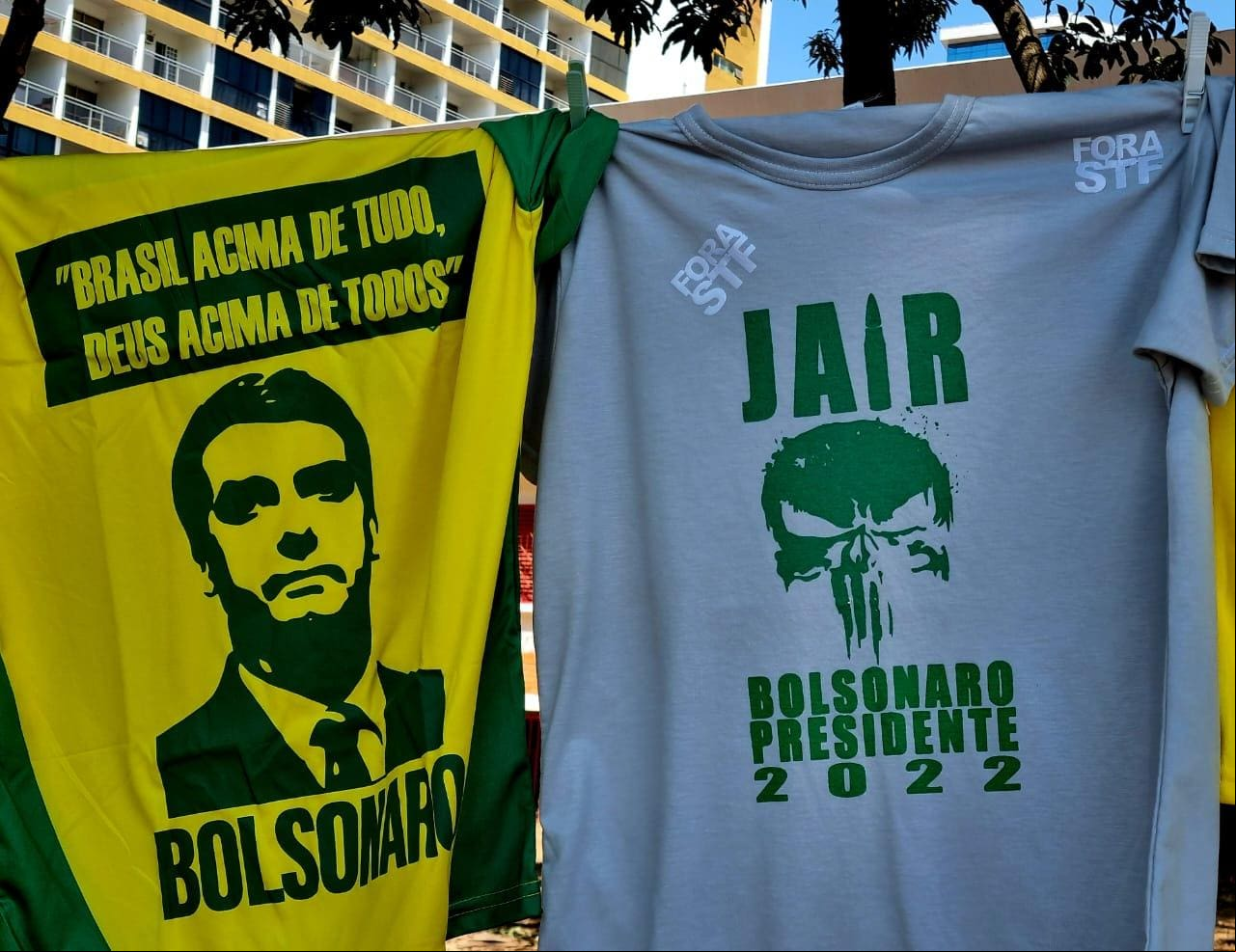 Camisetas pró-Bolsonaro, da Seleção Brasileira e contra instituições democráticas estão à venda no Setor Hoteleiro Norte, em Brasília