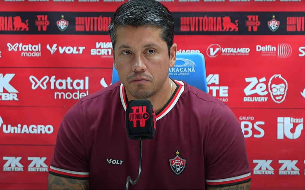 Entrevista coletiva de Thiago Carpini no Barradão (Foto: Walmir Cirne / AGIF)