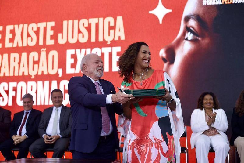 A ministra Anielle Franco com o presidente Lula, em registro de novembro de 2023