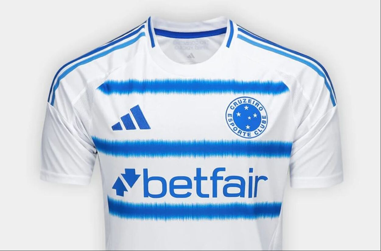 Camisa traz o escudo tradicional do time e grafismos horizontais
