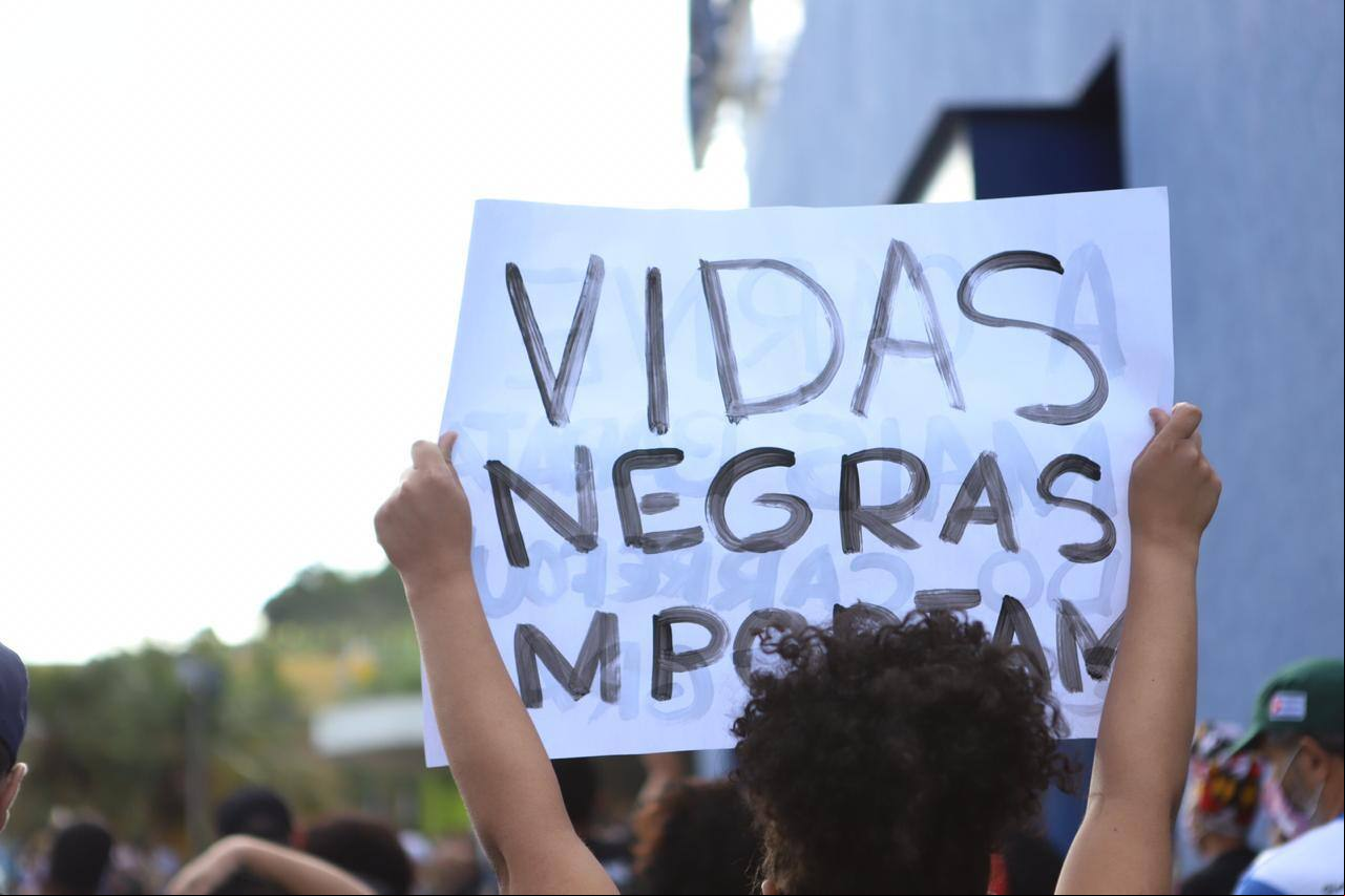 Racismo é assunto só de pretos? Leia na coluna de Tatiana Lagôa