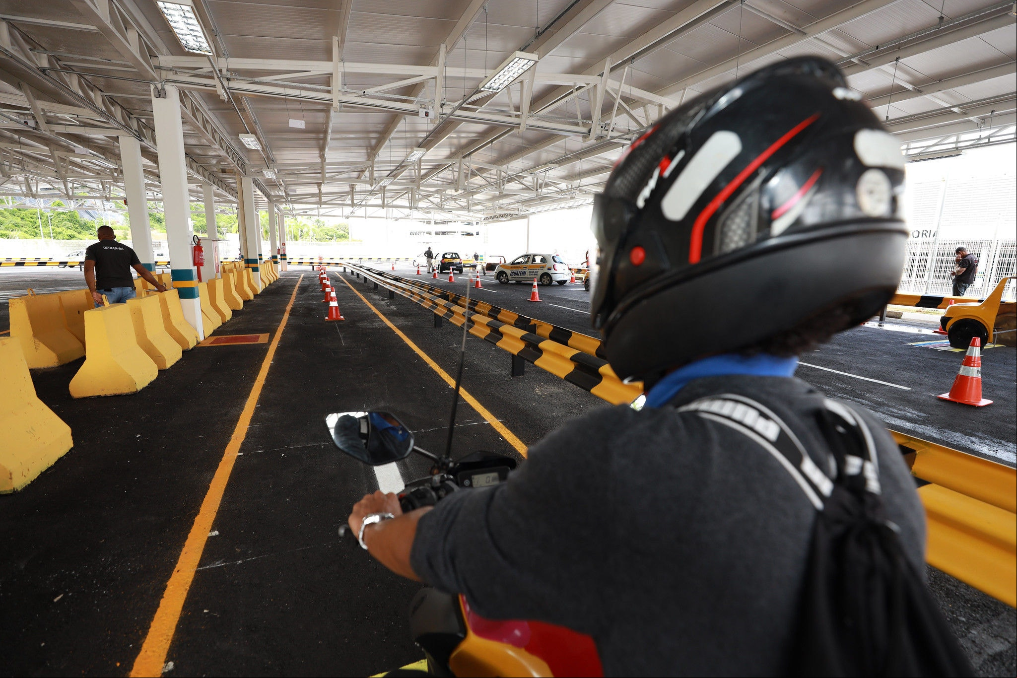 Quem for tirar a primeira habilitação para pilotar motos (categoria A) e carros (categoria B) terá que apresentar exame toxicológico com resultado negativo. A medida faz parte das novas regras aprovadas pelo Congresso para a obtenção da CNH