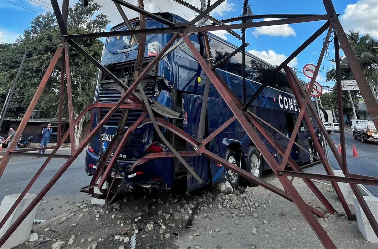 Ônibus deixou a torre parcialmente tombada