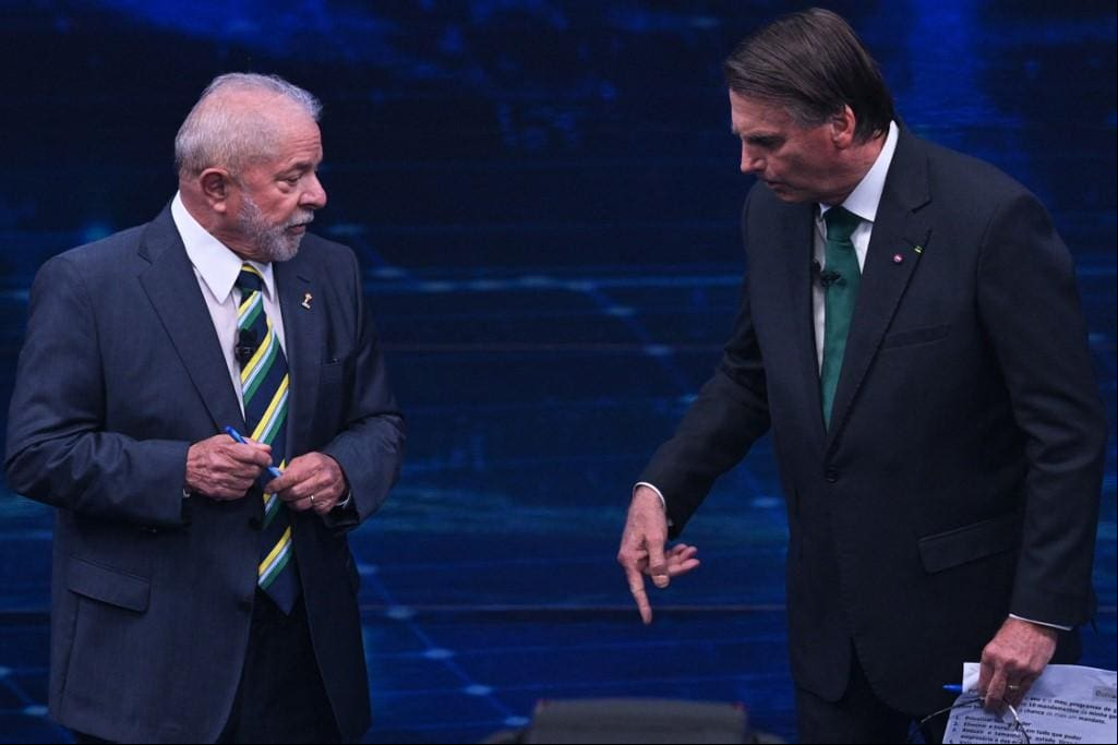 Lula e Bolsonaro durante debate na TV nas eleições presidenciais