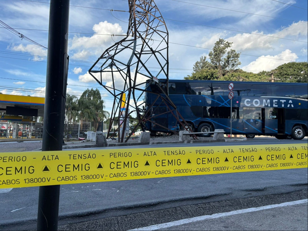 Área do acidente foi isolada por risco de choque; tensão dos cabos chega a 138 mil volts