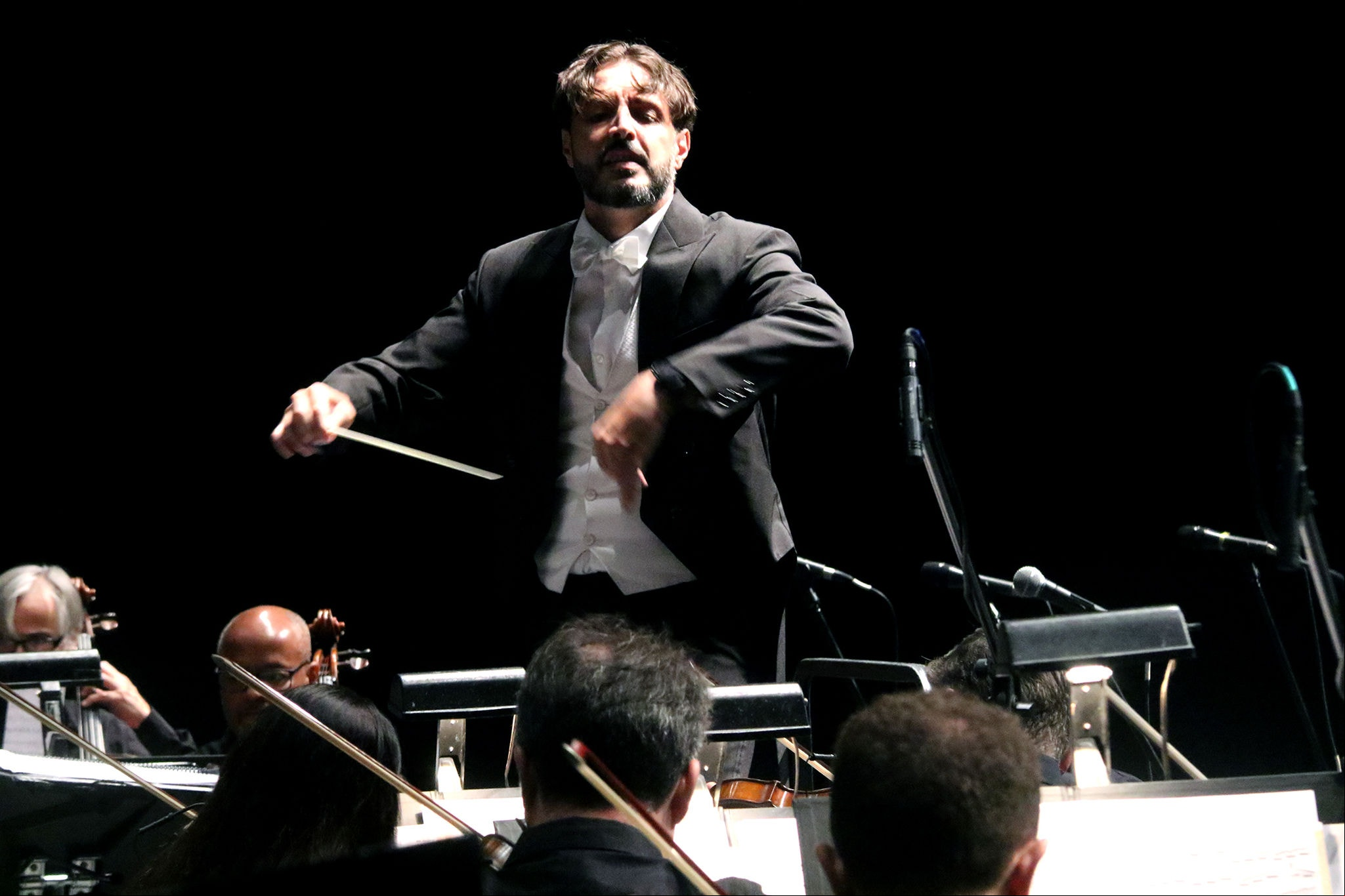 A Orquestra Sinfônica de Minas Gerais (OSMG), Patrimônio Histórico e Cultural do Estado, se junta a Toninho Horta, Marcus Viana, Tadeu Franco e Trio Amaranto para celebrar os 80 anos da Escola Guignard, instituição que já funcionou no Palácio das Artes e guarda intensa relação com o complexo cultural, em um concerto que promete unir música e artes visuais no reconhecimento da excelência artística mineira. Parte do projeto 80 e Sempre, o segundo concerto de 2024 da série Sinfônica Pop, As Minas de Guignard