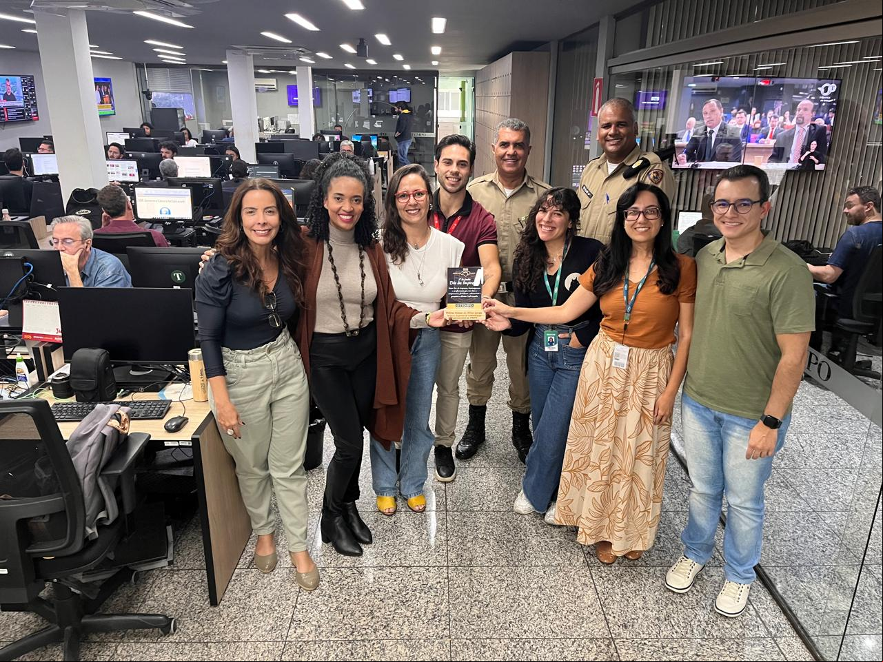 O TEMPO recebe homenagem da 8ª Região de Polícia Militar (8ª RPM)