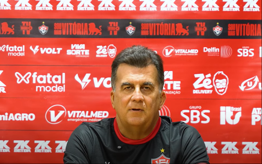 Fábio Mota em entrevista coletiva (Foto: Reprodução / TV Vitória)