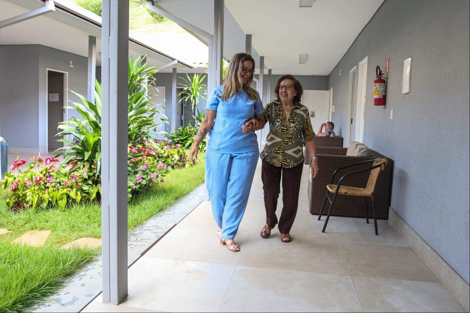 Odineia Marques e profissional da clínica Belvedere Sênior, no bairro Belvedere, na região Centro-Sul de Belo Horizonte Aos 94 anos, dona Odineia Marques escolheu viver numa instituição de longa permanência, no bairro Belvedere, região Centro-Sul de Belo Horizonte