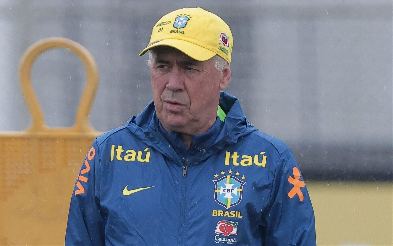 Ancelotti durante treino do Brasil no Centro de Treinamento CT Joaquim Grava (Foto: Ettore Chiereguini/AGIF)