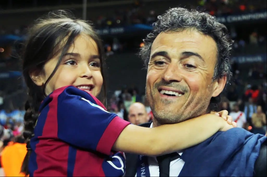 Luis Enrique e sua filha Xana em seu colo (Foto: Ina Fassbender/AFP)