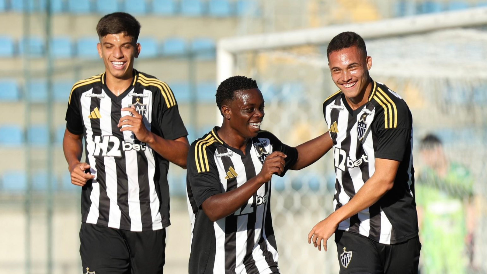 Geovane (meio) e João Rafael (esquerda) fizeram os gols do Galo