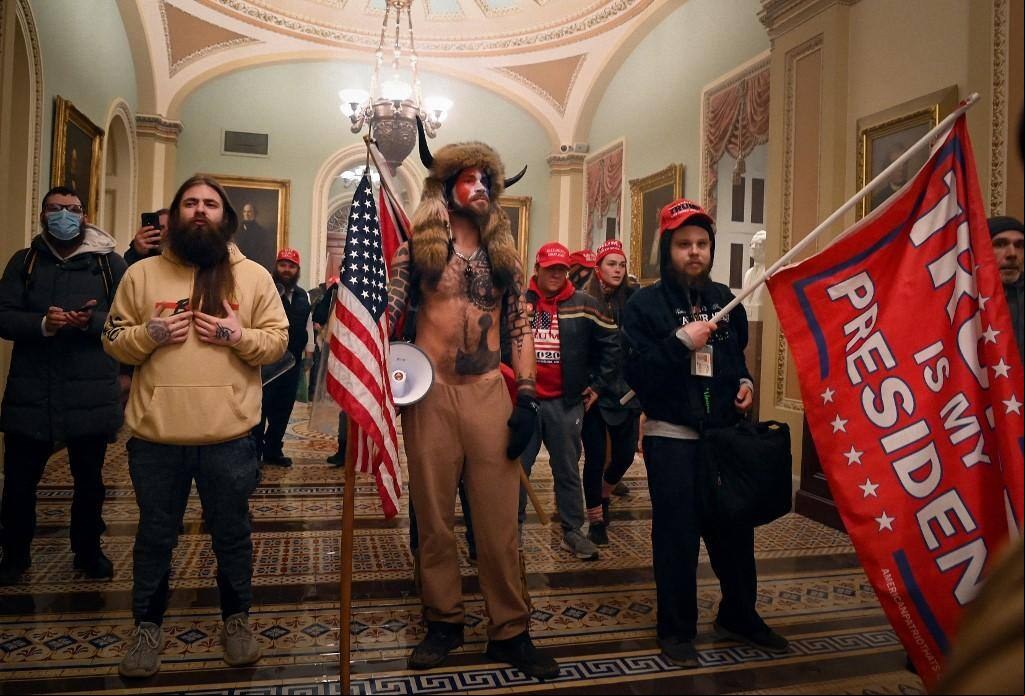 Apoiadores do então presidente, Donald Trump, invadiram o Capitólio em 6 de janeiro de 2021, durante a sessão conjunta do Congresso norte-americano que confirmaria a vitória de Joe Biden,