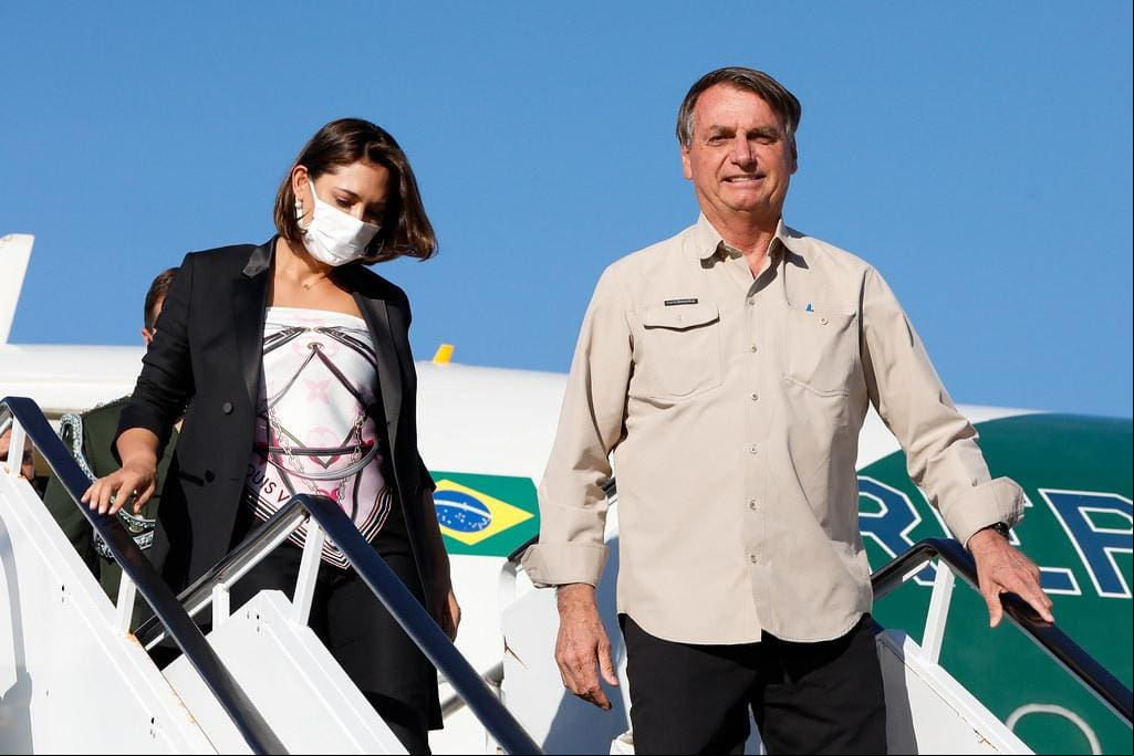 Foto da Presidência da República mostra Michelle e Jair Bolsonaro desembarcando nos EUA em outra viagem, um ano atrás