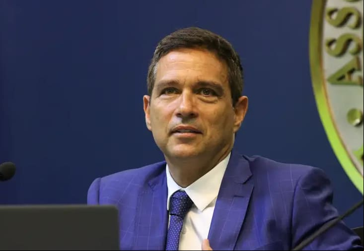 O presidente do Banco Central, Roberto Campos Neto, indicou que uma meta fiscal mais permissiva poderia dificultar o trabalho da instituição no atual ciclo de cortes de juros