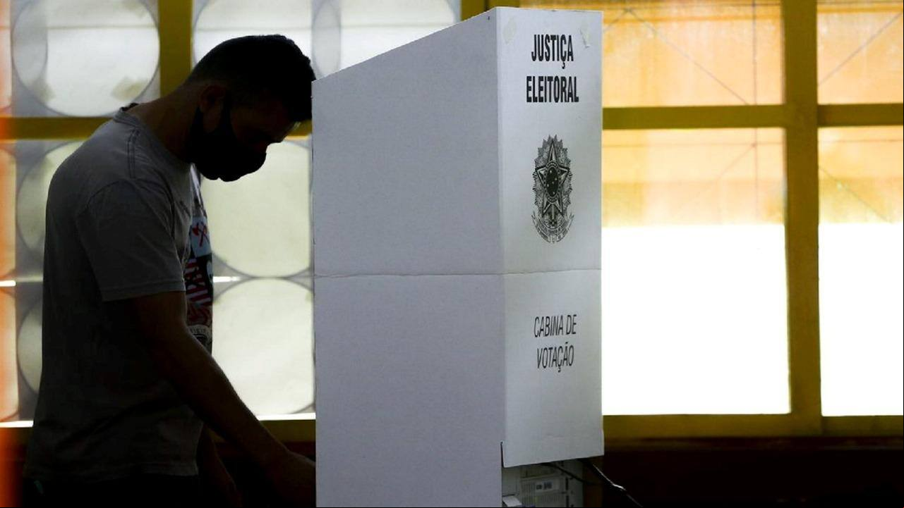 As pesquisas de opinião calculam que ambos os polos não am de 30% do eleitorado