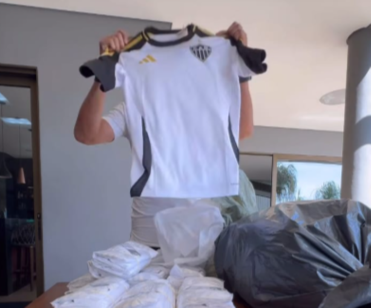 Lote com as novas camisas brancas do Atlético foram levados para Hulk autografar