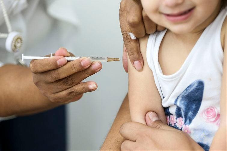 Vacinação de crianças Vacina está disponível no SUS