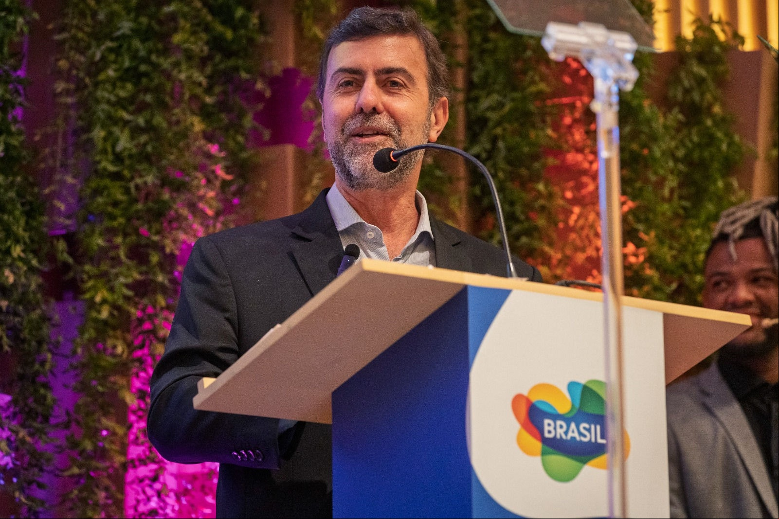 Marcelo Freixo, presidente da Embratur, no estande de Minas durante uma feira de turismo
