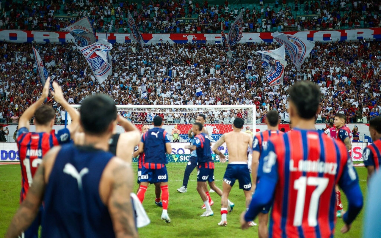 Ao lado dos torcedores, Bahia comemora triunfo contra o São Paulo (Foto: Divulgação / EC Bahia)