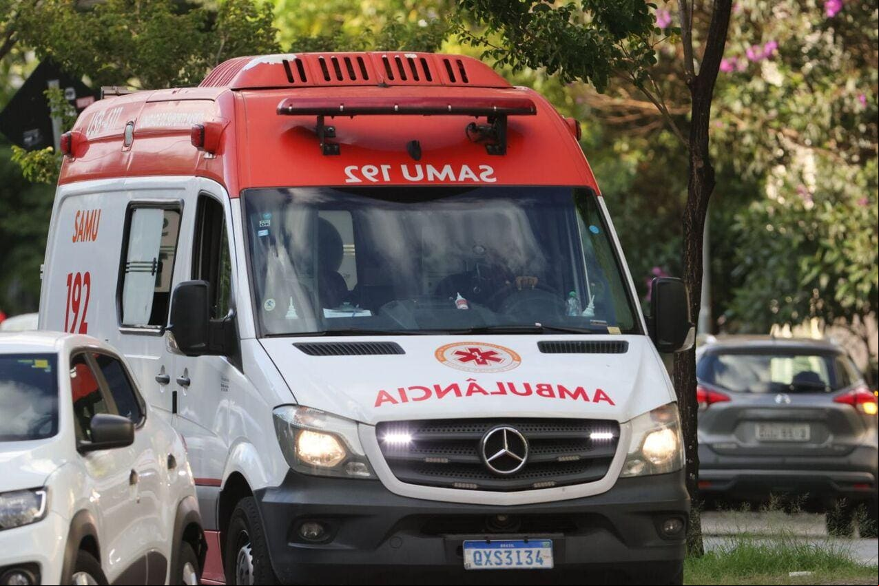 O menino foi socorrido por uma ambulância do Samu que ava pelo local (IMAGEM ILUSTRATIVA)