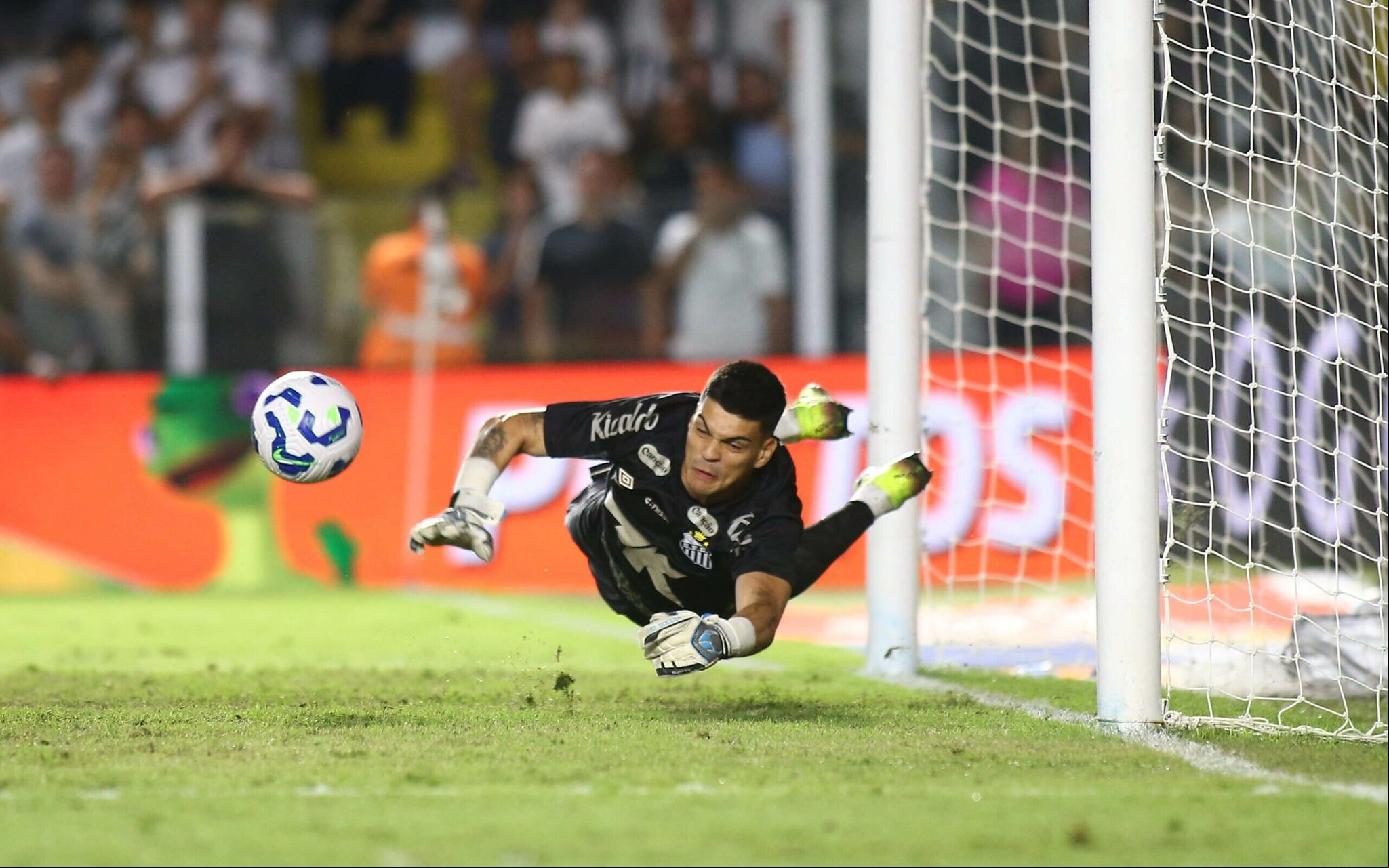 Gabriel Brazão defendeu um pênalti no jogo de ida da terceira fase da Copa do Brasil, contra o CRB, na Vila Belmiro. (Foto: Mauricio De Souza/AGIF)