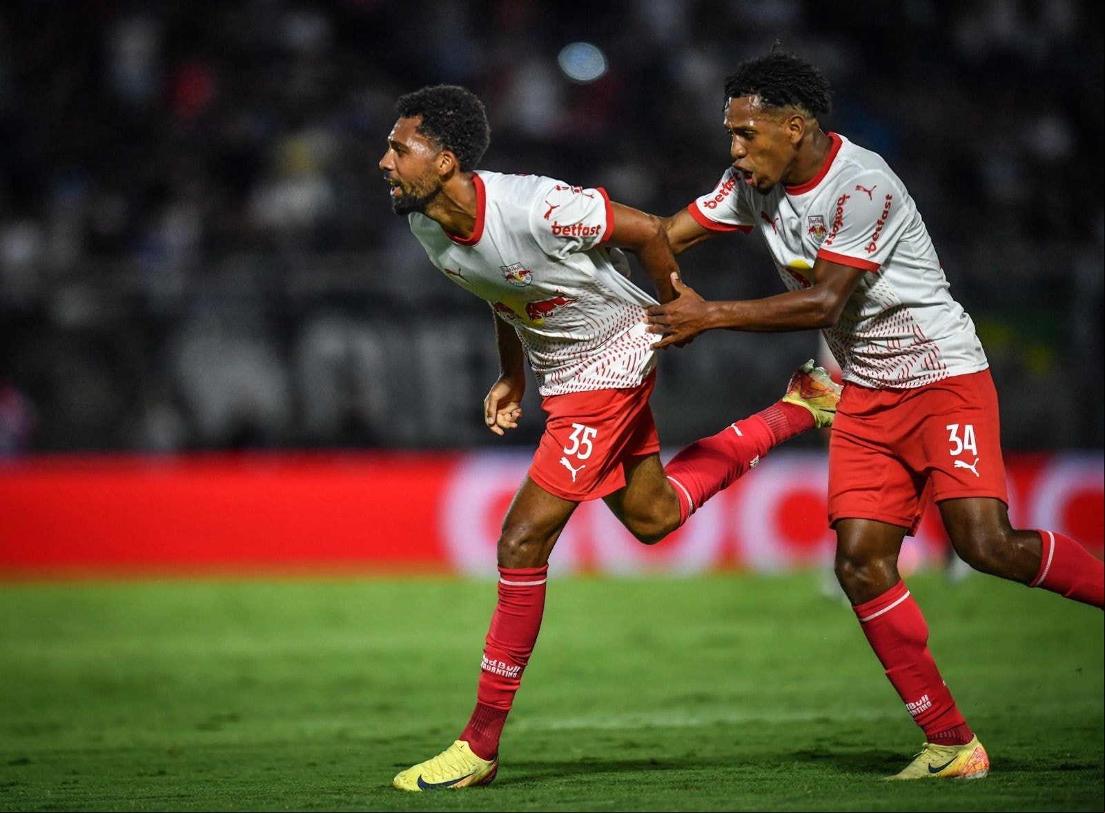  Juninho Capixaba, autor da assistência do gol marcado por Matheus Fernandes, o único da partida, foi expulso nos acréscimos do primeiro tempo
