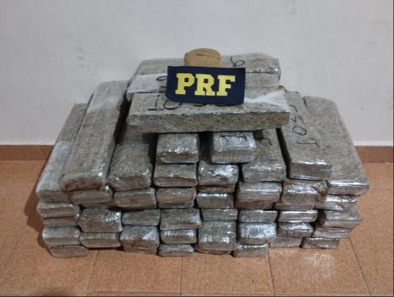 PRF apreende mais de 50 kg de maconha na BR-251, em Salinas