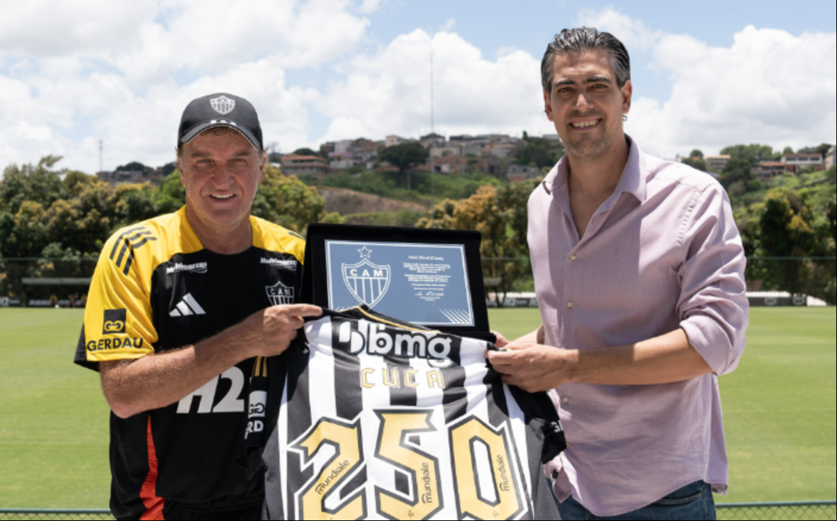 Cuca recebeu a placa das mãos de Paulo Bracks
