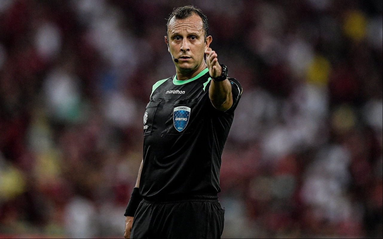 O arbitro Dario Herrera durante partida entre Flamengo e Olimpia no estadio Maracana pelo campeonato Libertadores 2023 (Foto: Thiago Ribeiro/AGIF)