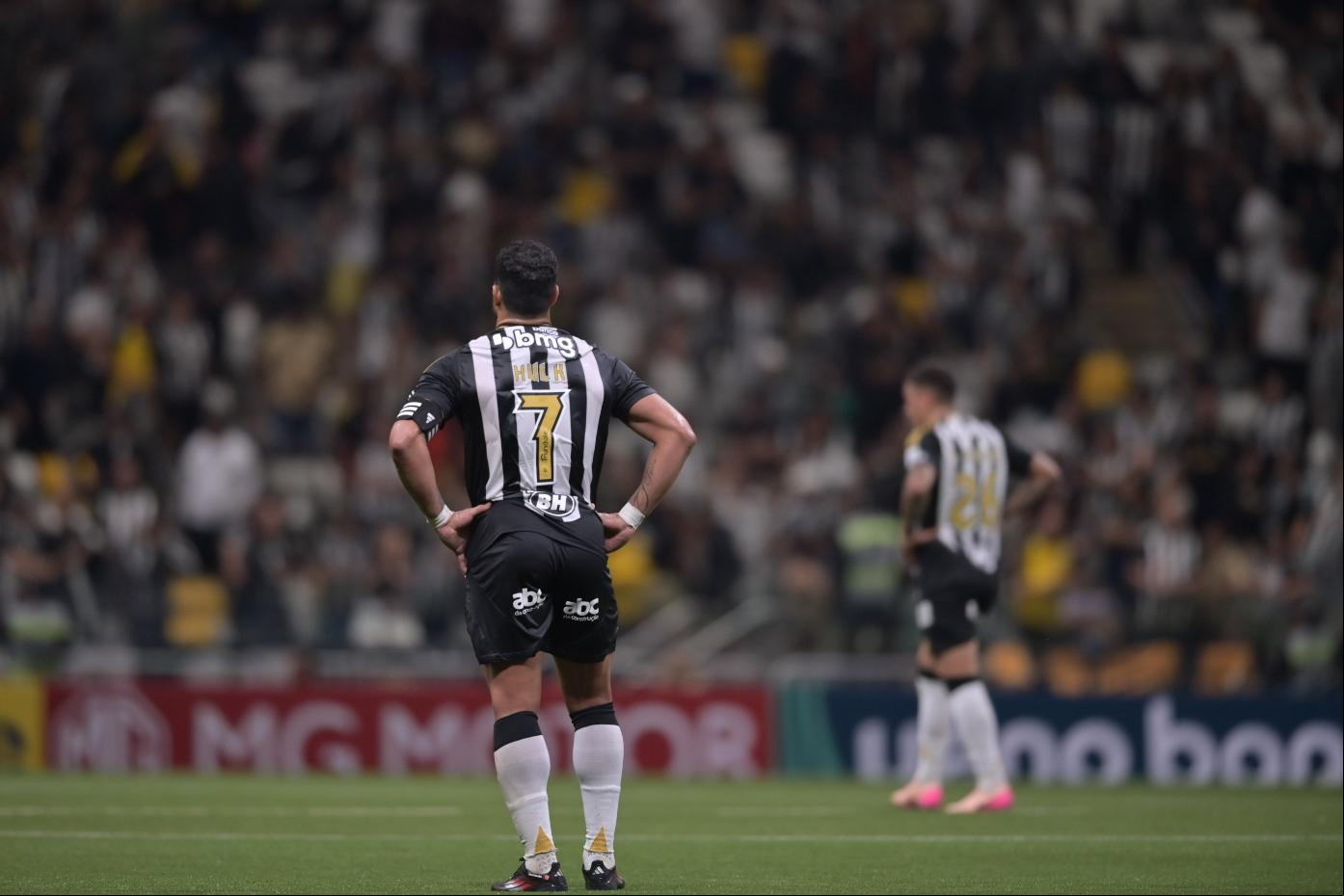 Hulk cabisbaixo com o resultado do Galo