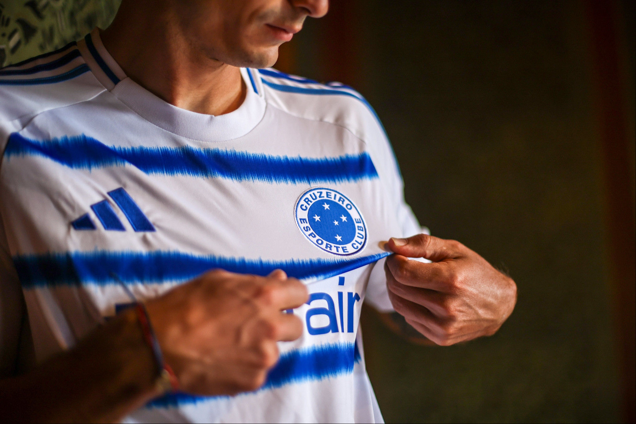 A camisa traz o escudo tradicional do time