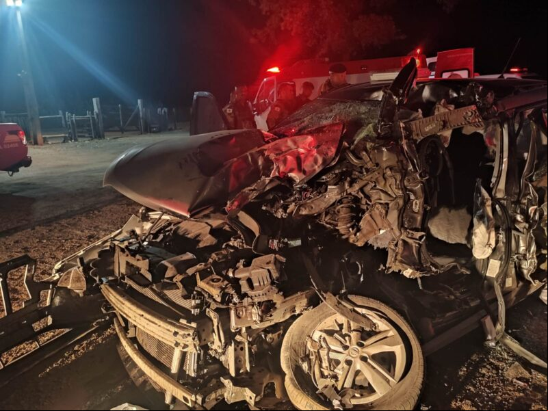 Colisão frontal entre caminhão e carro deixa um morto e uma mulher ferida na MGC-122, em Janaúba