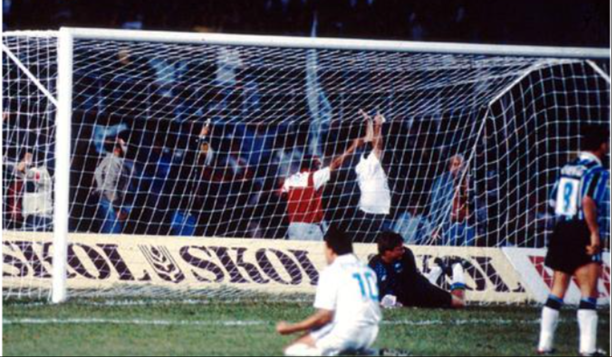 Éder Aleixo (10) comemora gol de Roberto Gaúcho, que abriu o caminho para o título da Raposa