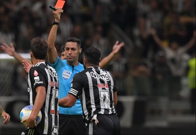 Hulk expulso na partida entre Atlético e Palmeiras