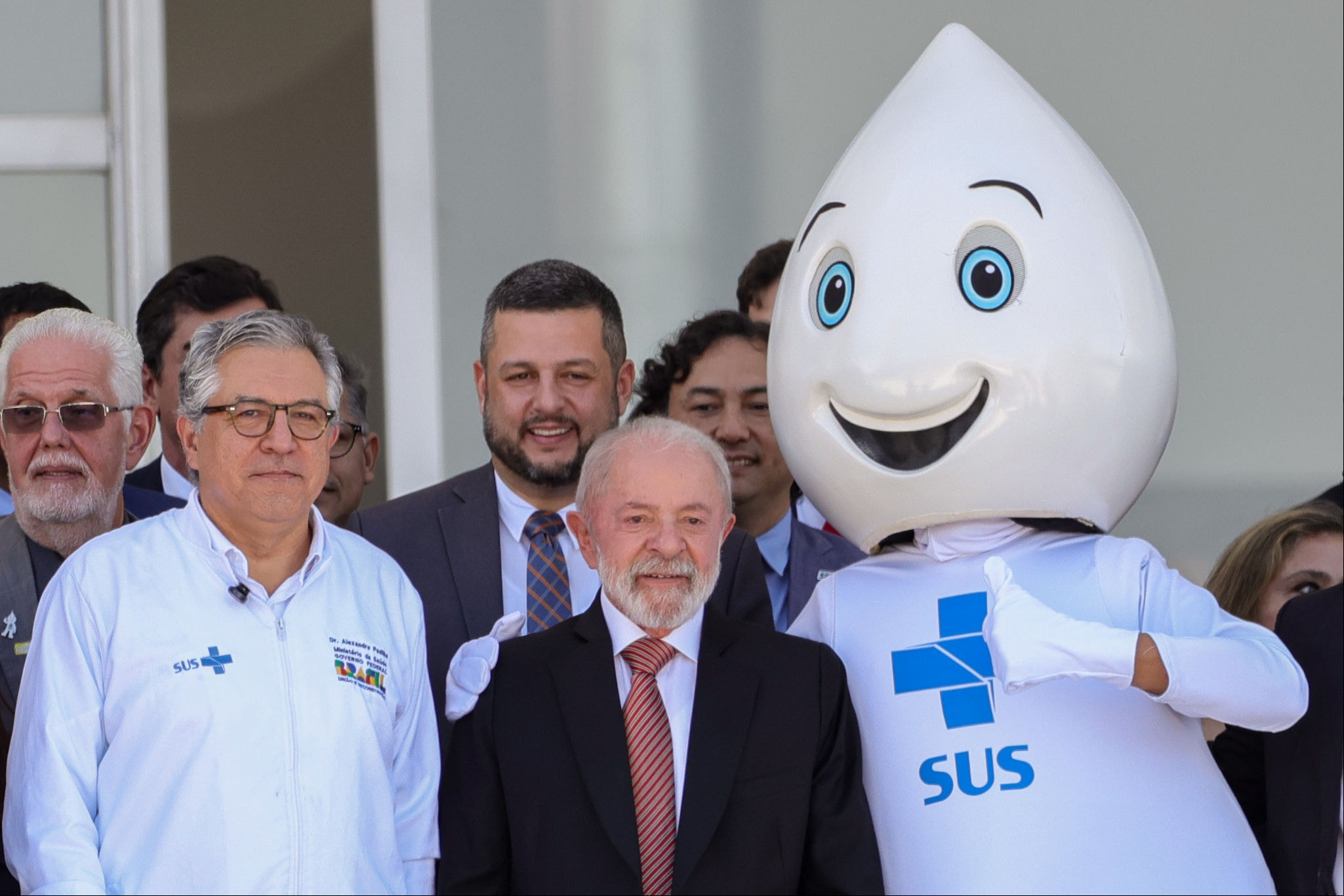 Brasília, (DF) 30/04/2025 - Presidente Luiz Inácio Lula da Silva (c), acompanhado do ministro da Saúde, Alexandre Padilha (e) e boneco do Zé gotinha (d), durante cerimonia do novo programa para acelerar o atendimento e aproximar a população dos médicos especialistas no sistema único de saúde (SUS).
Foto: Fabio Rodrigues-Pozzebom/ Agência Brasil