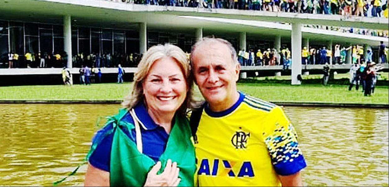 O capitão-de-mar-e-guerra reformado Vilmar José Fortuna posou para foto em frente ao Congresso tomado por extremistas em 8 de janeiro