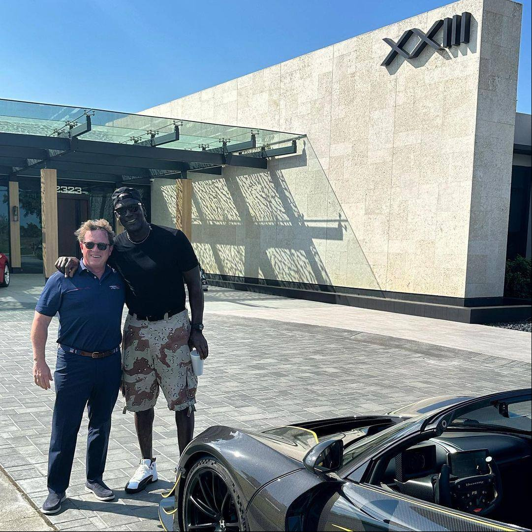 Michael Jordan sorri ao lado do CEO da Hennessey durante a entrega do seu F5 Venom Roadster