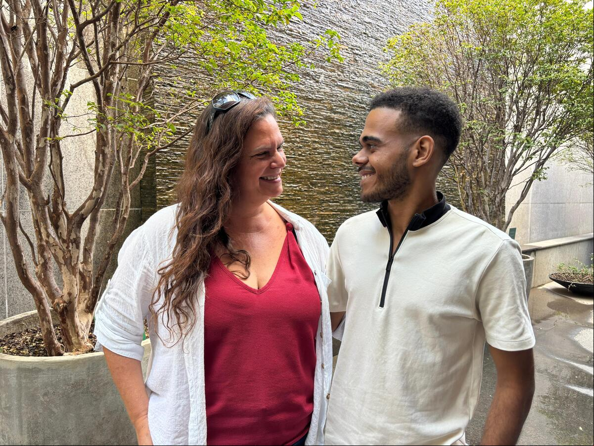 Williams Amaral Nogueira, 27 anos, adotado aos 18, com sua mãe, Viviane Amaral, de 53