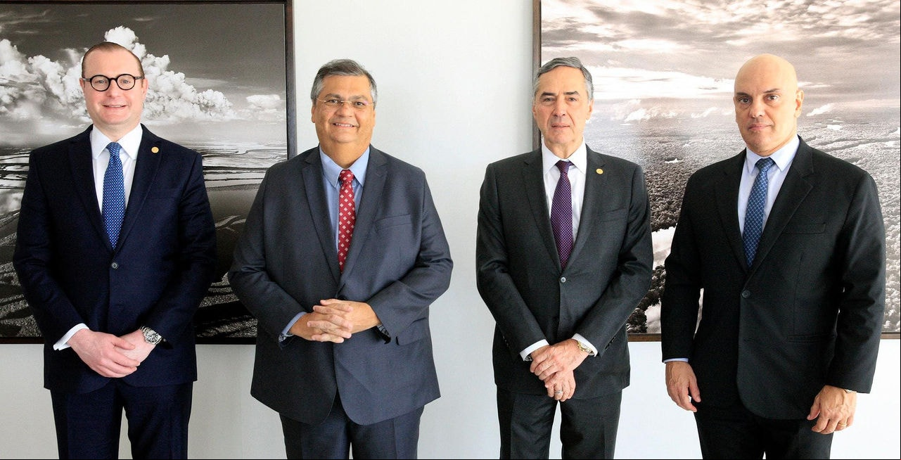 Ministros Luís Roberto Barroso, Cristiano Zanin e Alexandre de Moraes recebem Flávio Dino, que teve o nome aprovado para o Supremo.