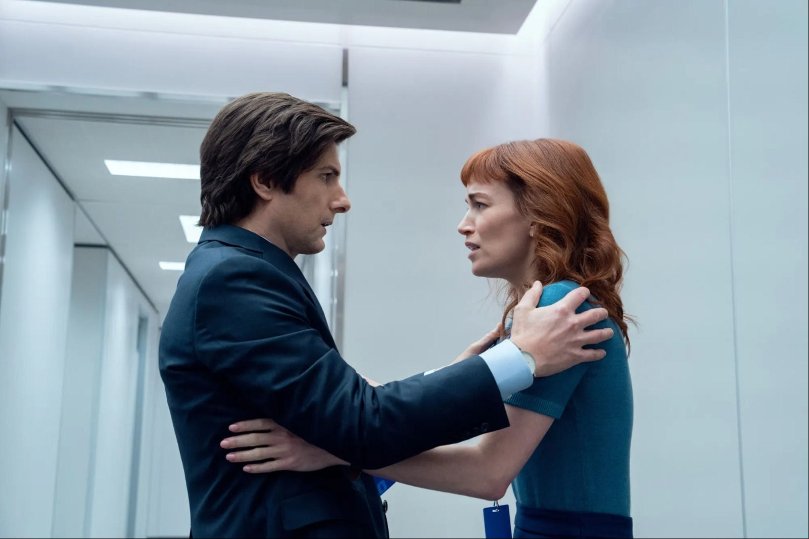 Adam Scott é Mark e Britt Lower é Helly, personagens que trabalham na Lumon e foram submetidos ao processo de ruptura
