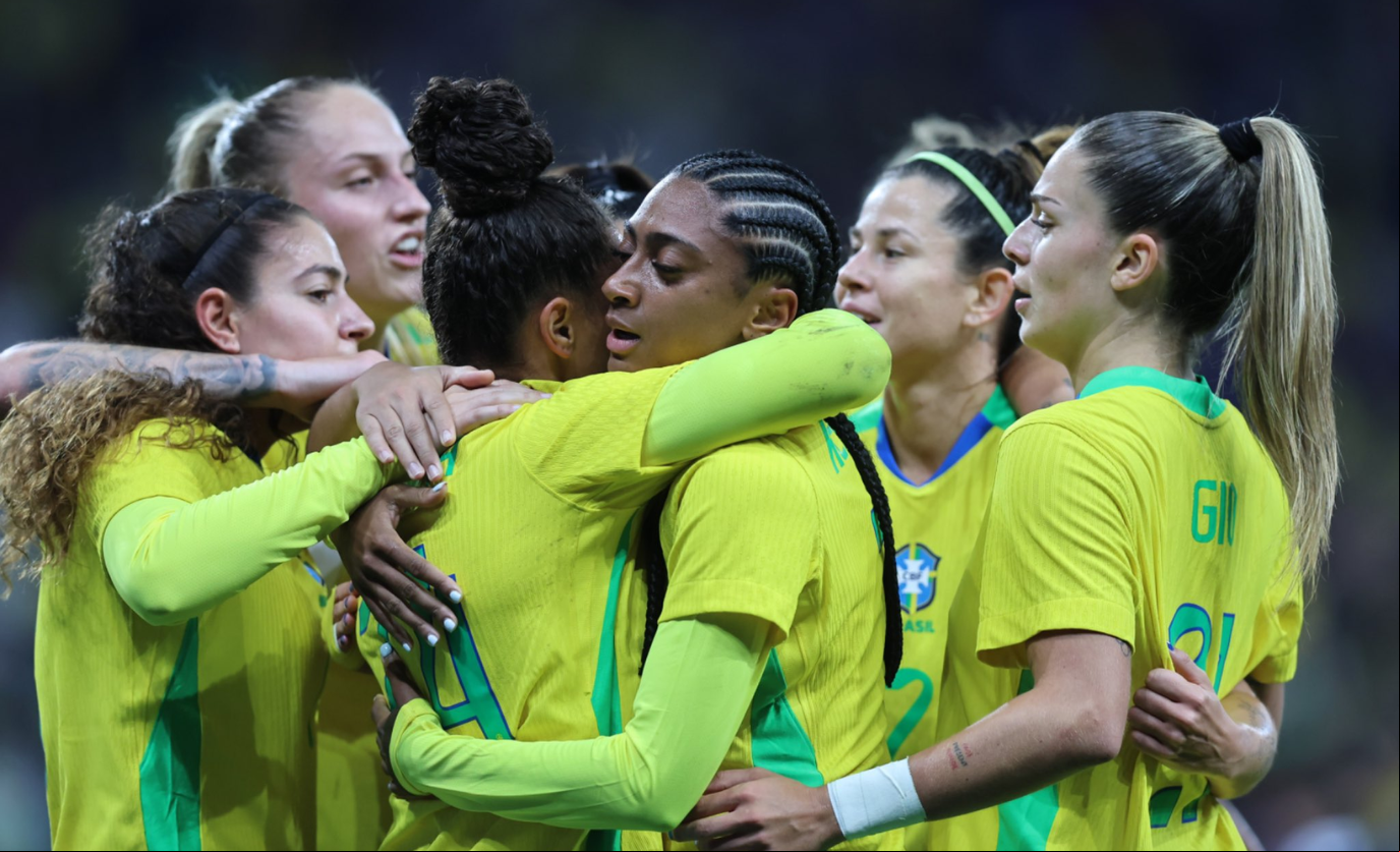 Para a partida, a seleção contou com o retorno da Rainha Marta com a camisa verde e amarela